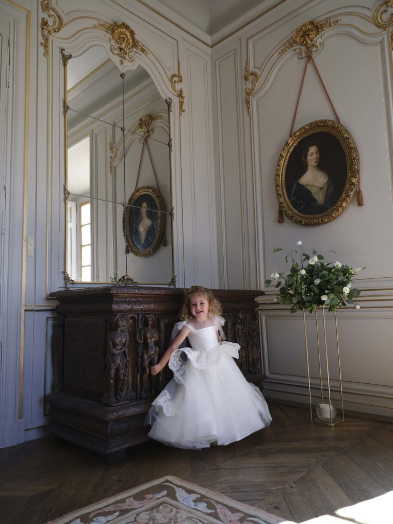 petite fille dans une robe de cérémonie enfant princesse