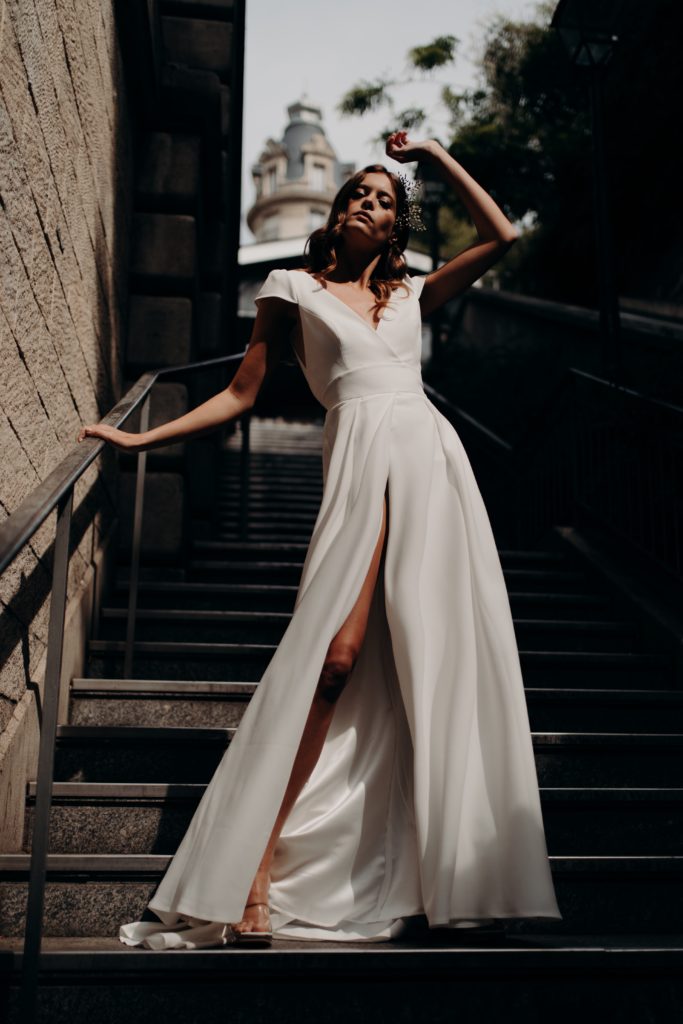 femme dans une robe de mariée jupe fendue à Paris