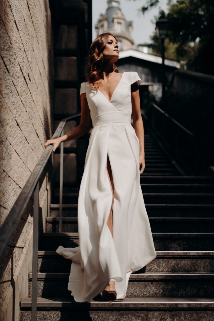 femme dans une robe de mariée jupe fendue à Paris