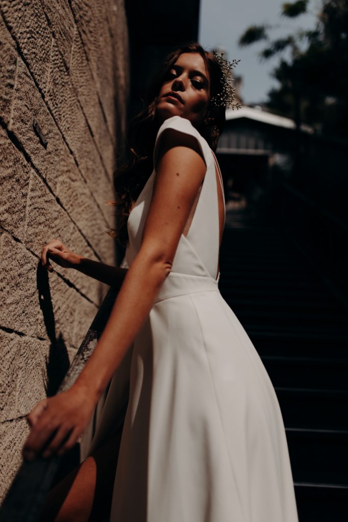 femme dans une robe de mariée jupe fendue à Paris