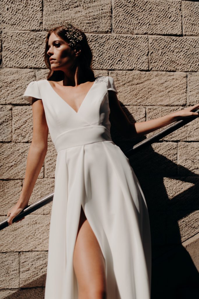 femme dans une robe de mariée jupe fendue à Paris