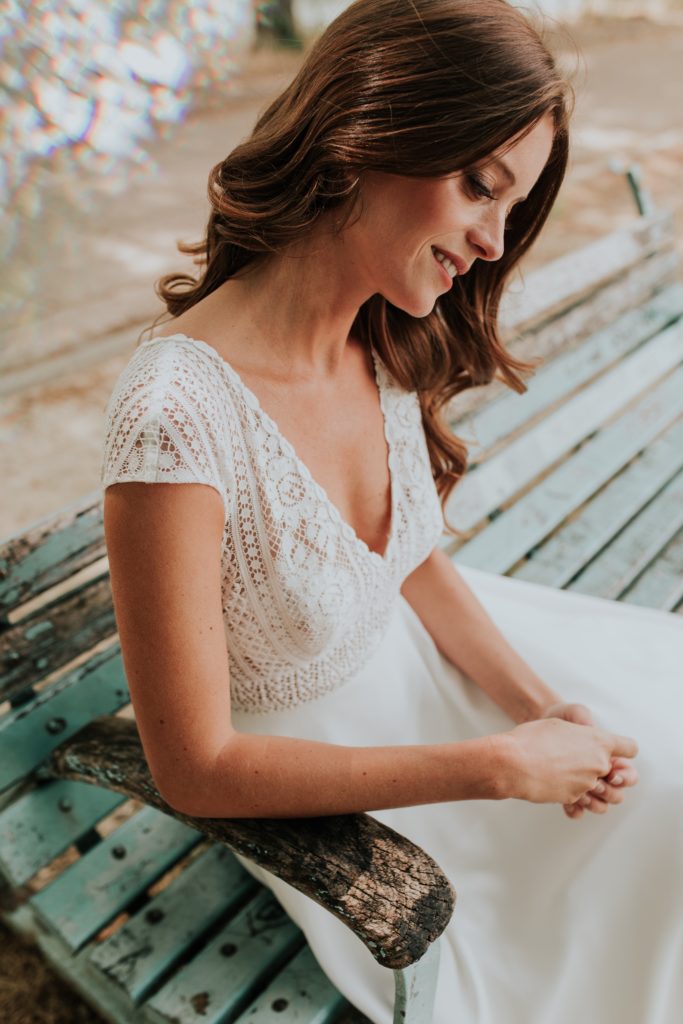 femme avec une robe de mariée bohème chic à Paris