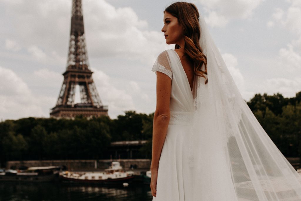 femme avec une robe de mariée épurée et bohème à Paris