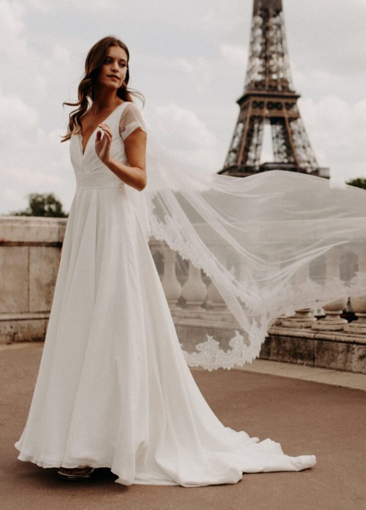 femme avec une robe de mariée épurée et bohème à Paris