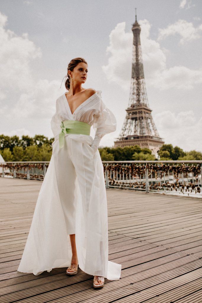 femme dans une robe de mariée originale avec un pantalon à Paris