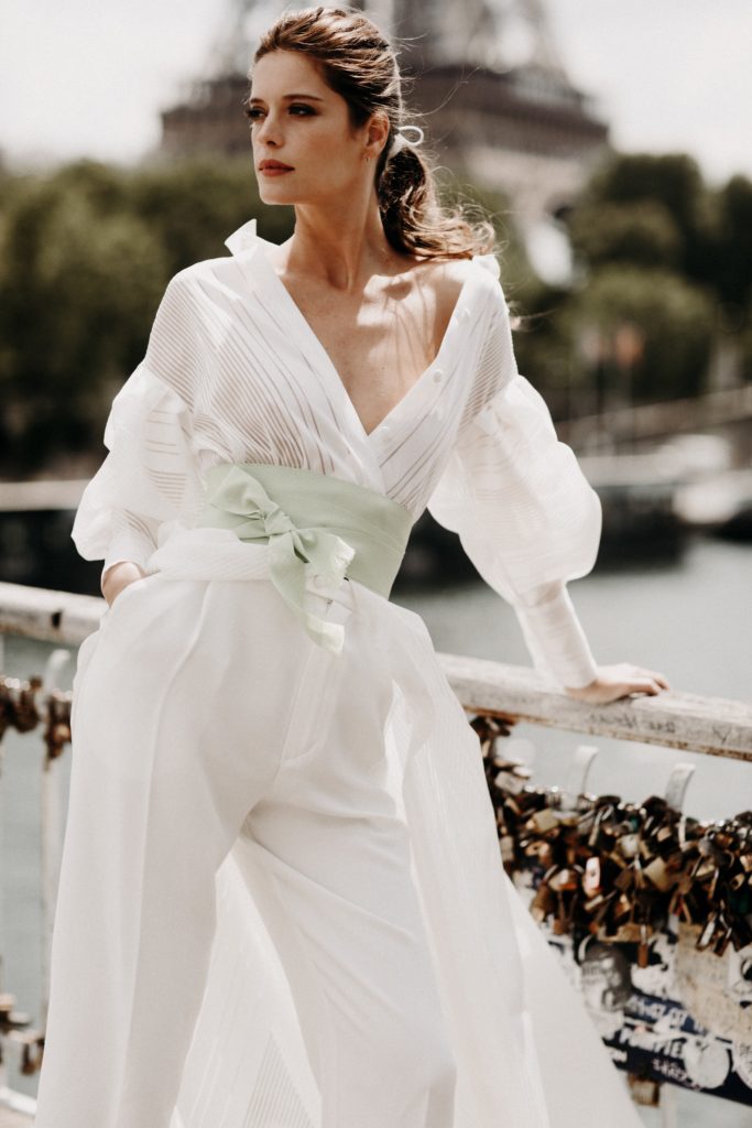 femme dans une robe de mariée originale avec un pantalon à Paris