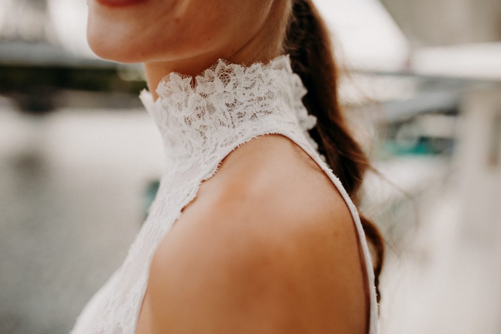 femme dans une robe de mariée courte en dentelle devant la Seine à Paris