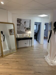 photo de l'atelier de Cymbeline avec plusieurs robes de mariées