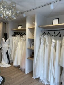 photo de l'atelier de Cymbeline avec plusieurs robes de mariées