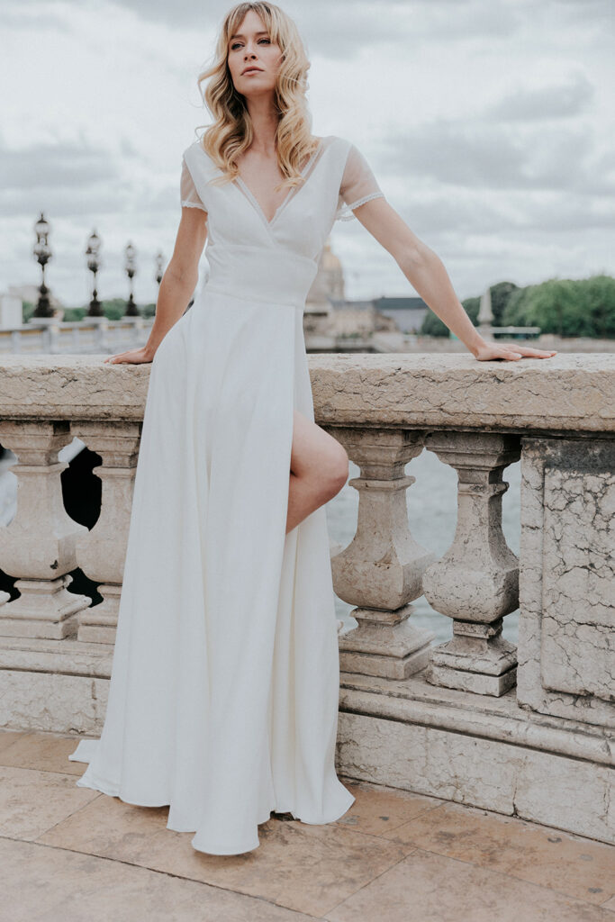 femme dans une robe de mariée épurée et bohème chic à Paris