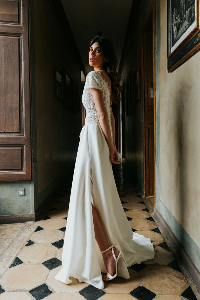 femme avec une robe de mariée bohème chic et glamour