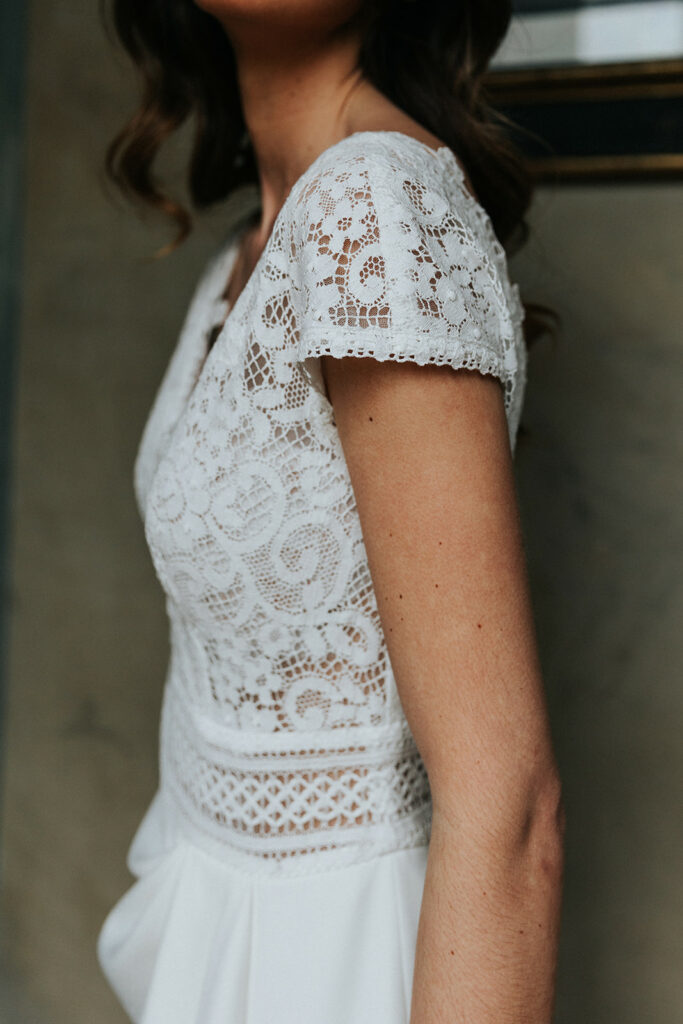 femme avec une robe de mariée bohème chic et glamour