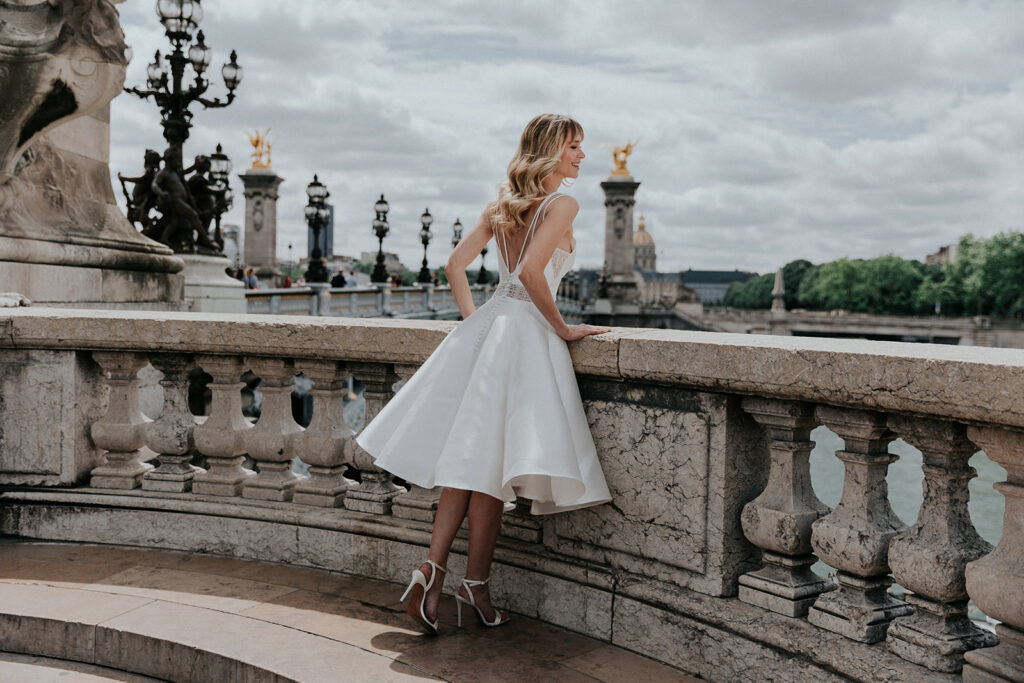 femme blonde avec une robe courte de mariée