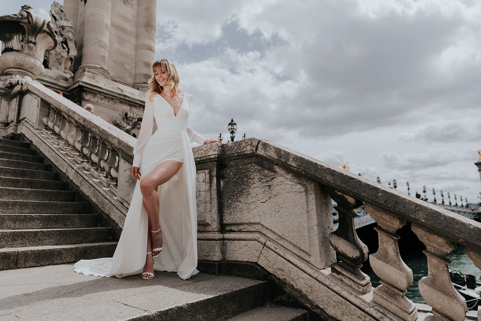 femme avec une robe de mariée à paris