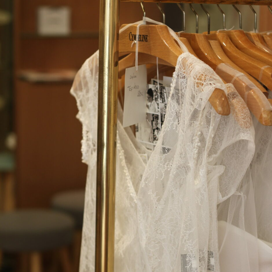 photo d'un portant avec des robes de mariées