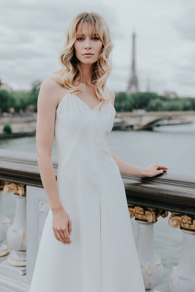 femme blonde avec une robe de mariée à Paris