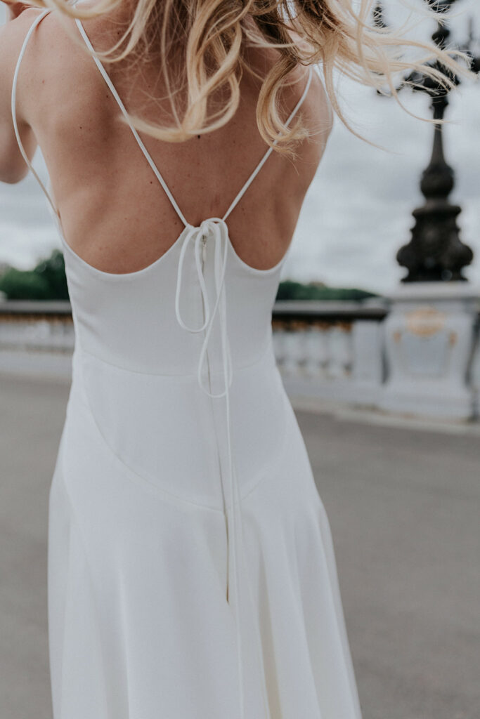 photo de dos d'une femme blonde avec une robe de mariée