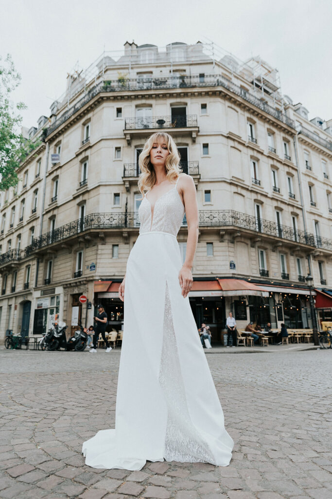 femme blonde avec une robe de mariée sur Paris