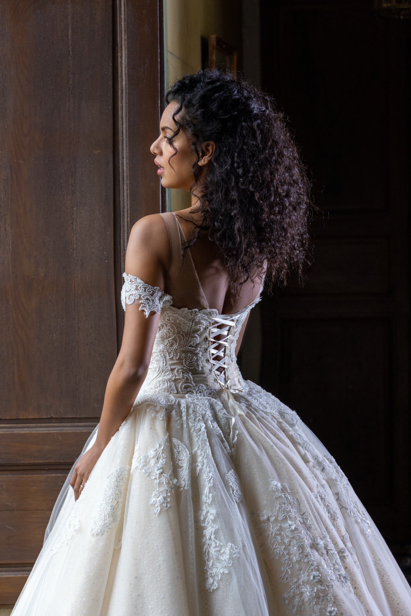 femme dans une robe de mariée princesse dans un château
