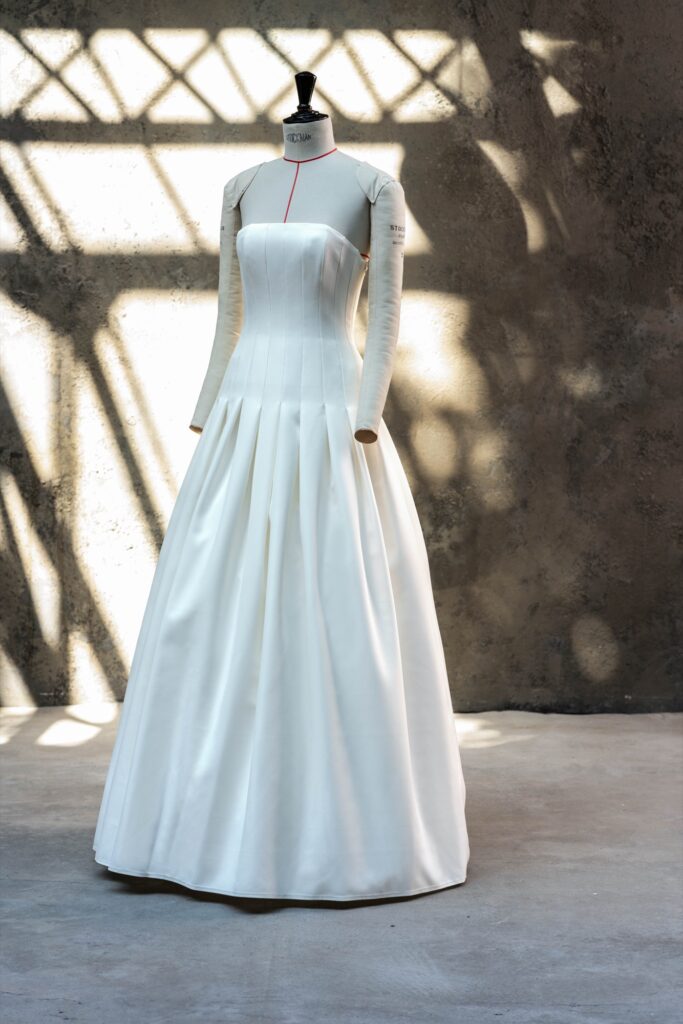 mannequin avec une robe de mariée classique