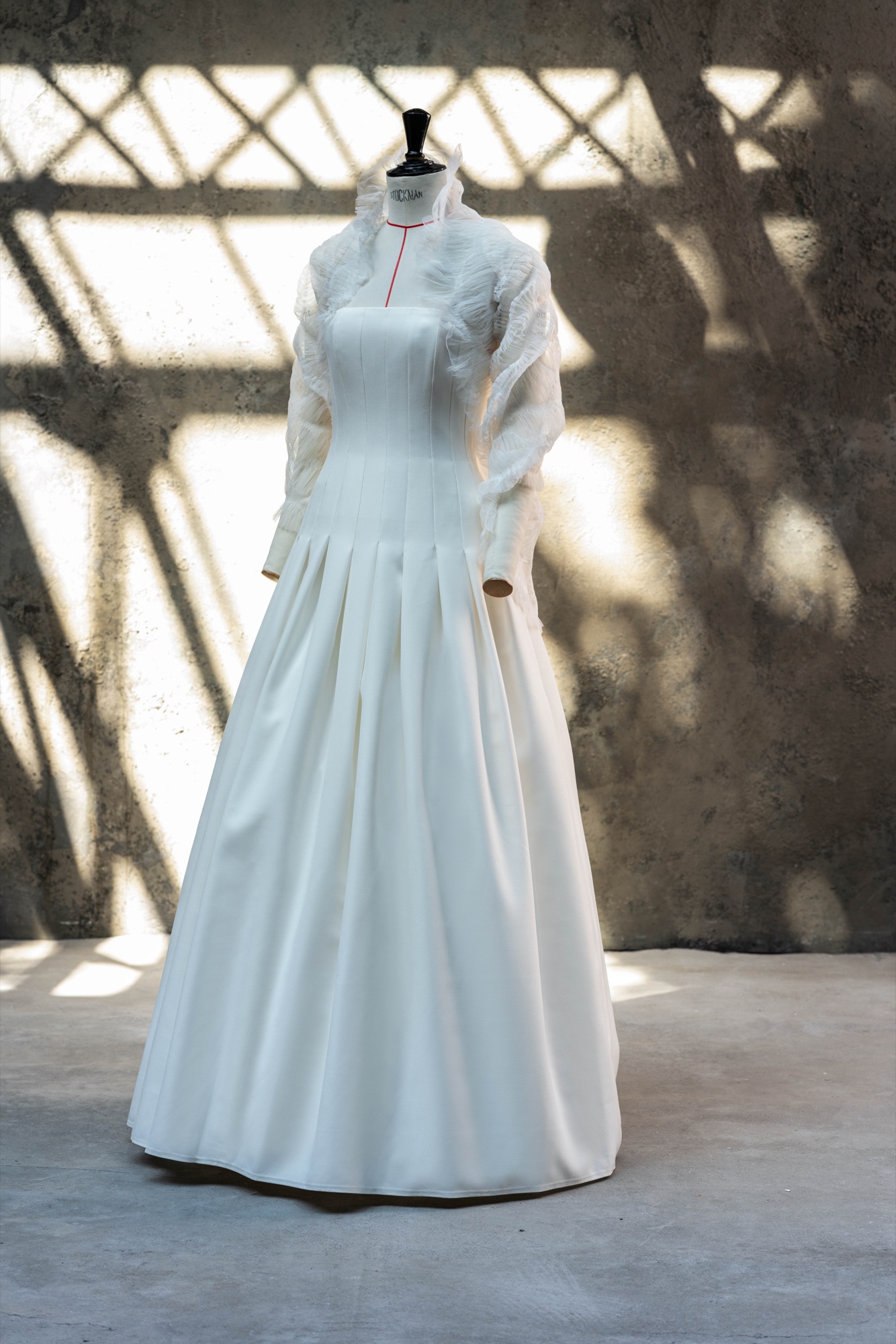 mannequin avec une robe de mariée classique