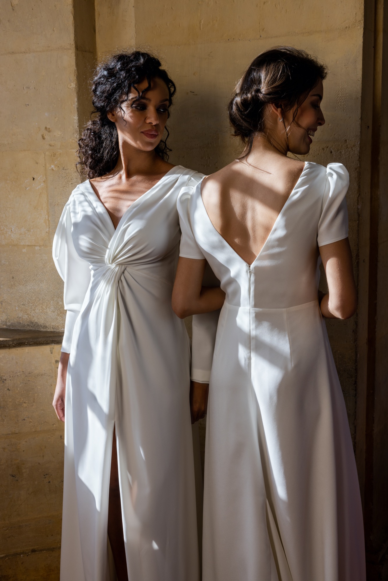 femmes dans des robes de mariée de créateur français