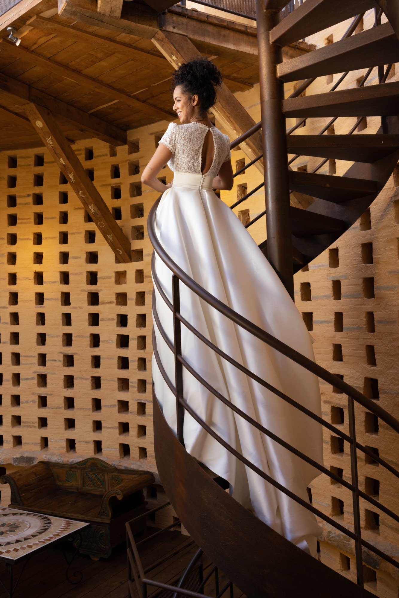 femme avec une robe de mariée princesse dans un château