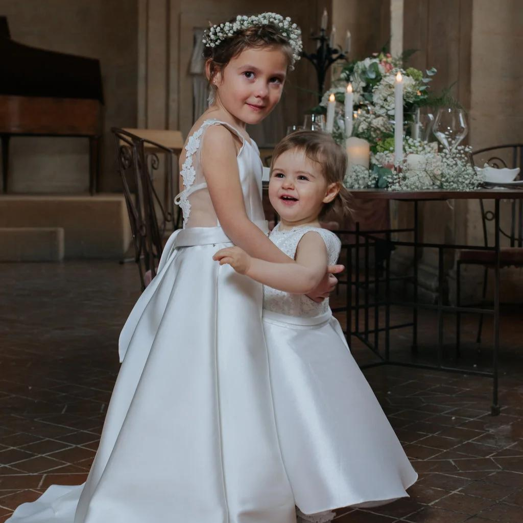 deux petites filles en robe de mariée