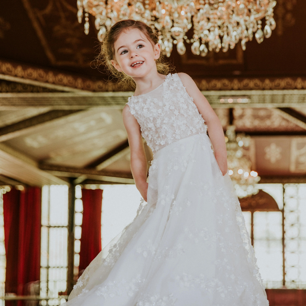 une petite fille en robe de mariée