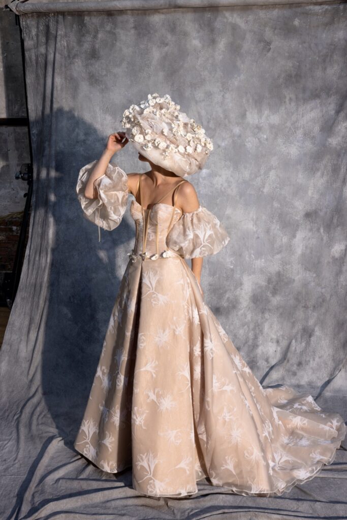 femme dans une robe de mariée couture avec un chapeau
