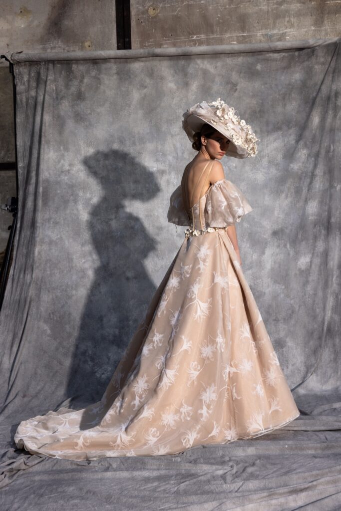 femme dans une robe de mariée couture avec un chapeau