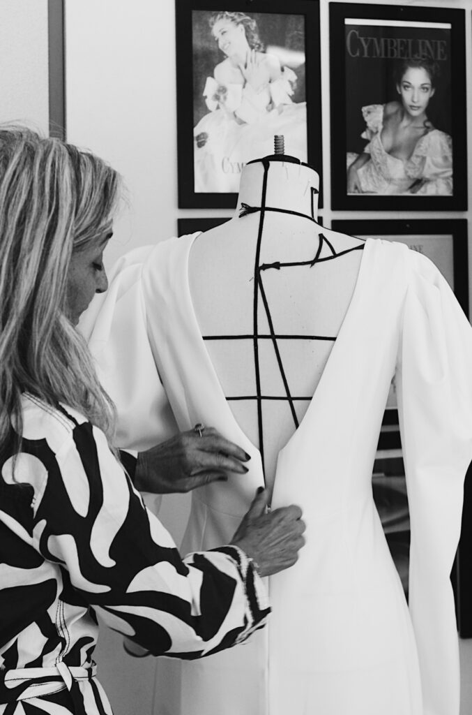 une femme créatrice dans un atelier de robes de mariée