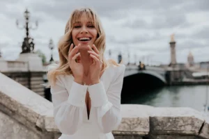 une femme qui sourit avec une robe de mariée