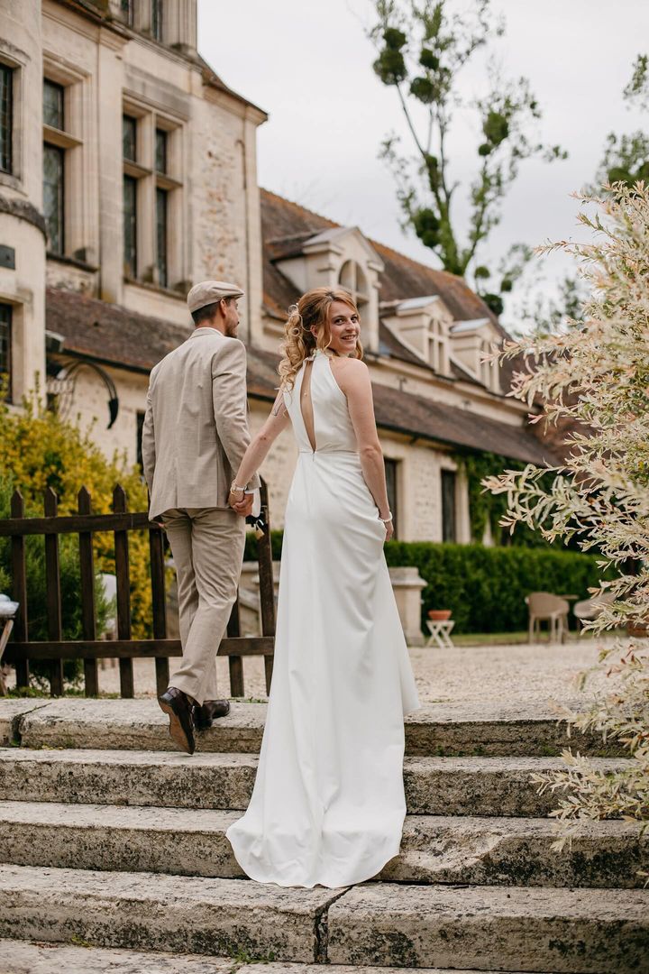 un couple de mariés dans les rues