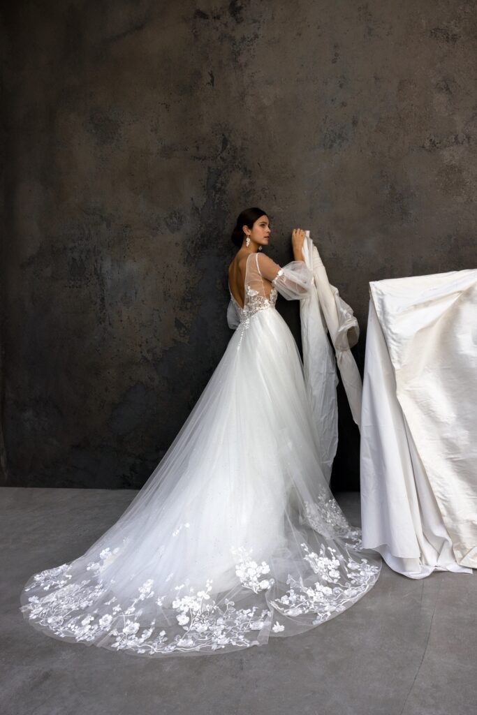 femme dans une robe de mariée princesse en dentelle