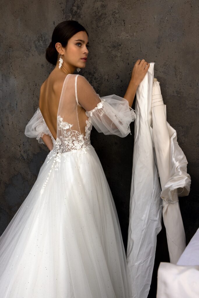 femme dans une robe de mariée princesse en dentelle