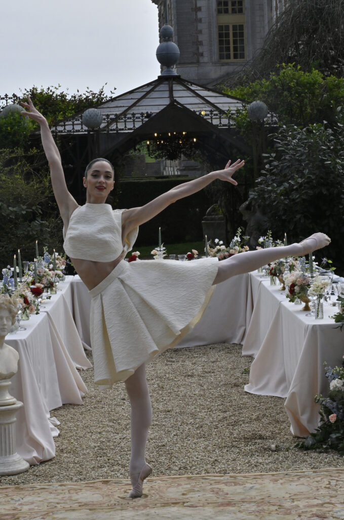 femme dans une robe de mariée courte dans un château