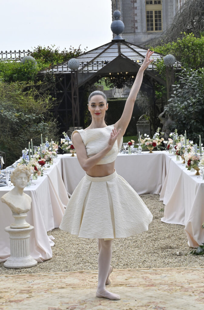 femme dans une robe de mariée courte dans un château