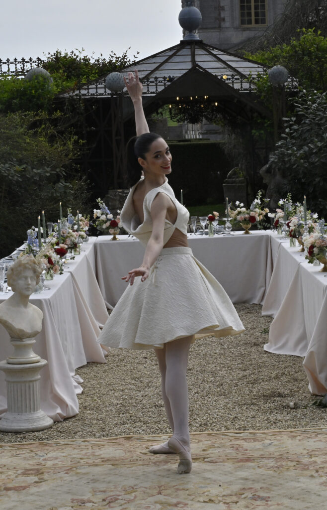 femme dans une robe de mariée courte dans un château