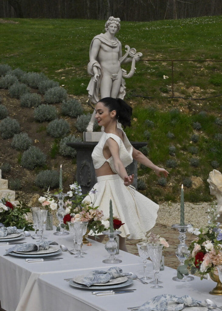 femme dans une robe de mariée courte dans un château