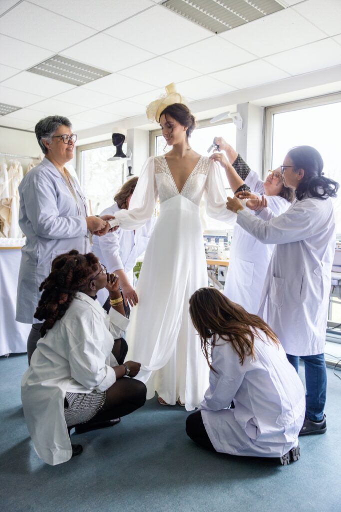 femmes dans un atelier de couture de robes de mariée Cymbeline
