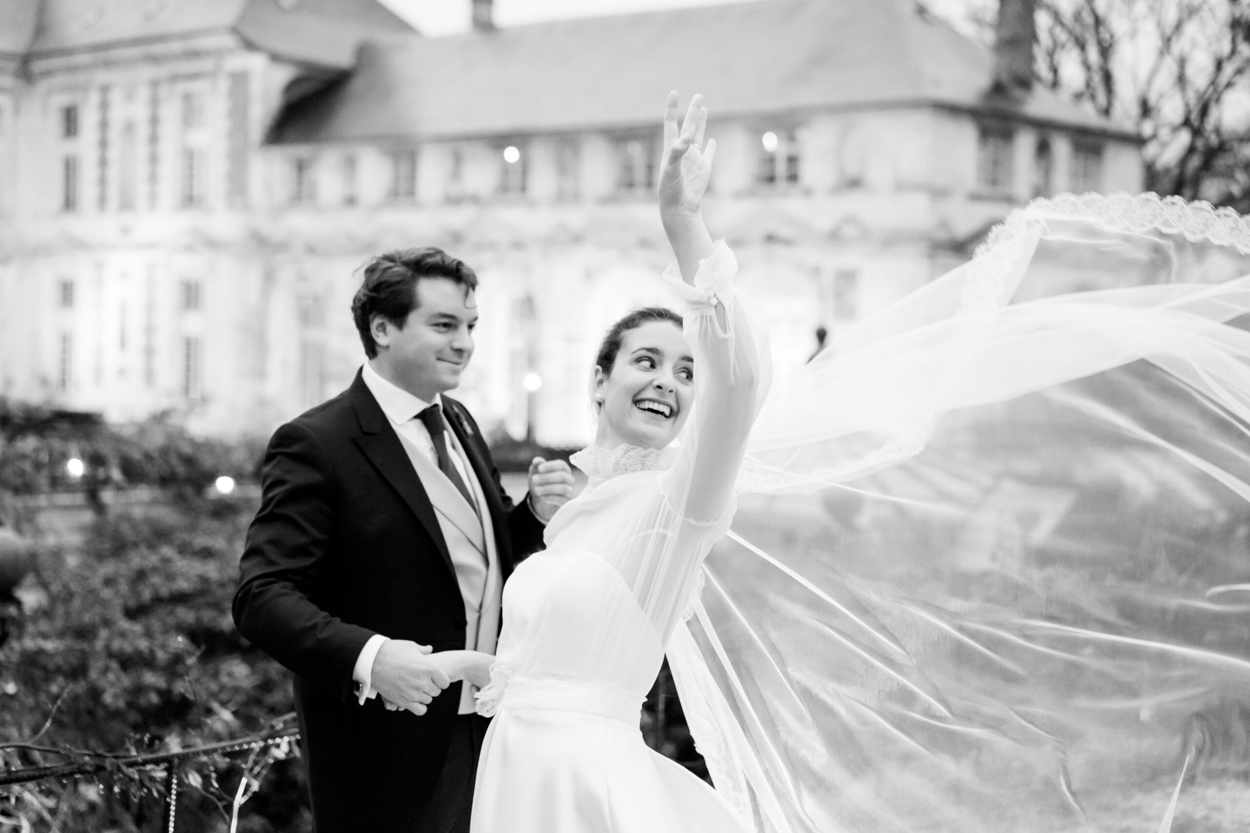 couple de mariés dans un château