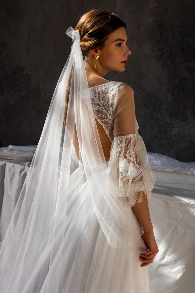 femme dans une robe de mariée princesse en dentelle