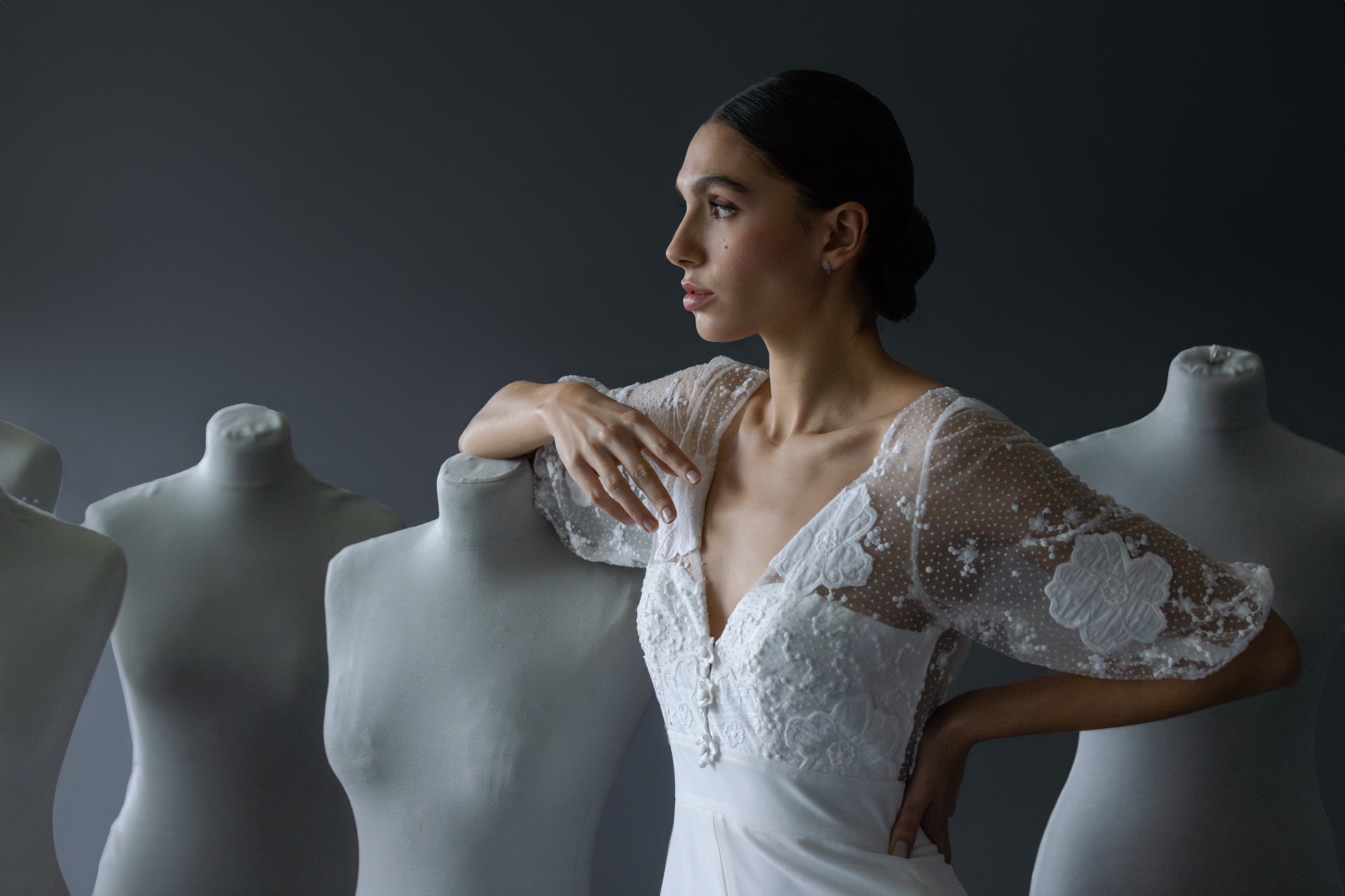 femme dans une robe de mariée de créateur bohème chic