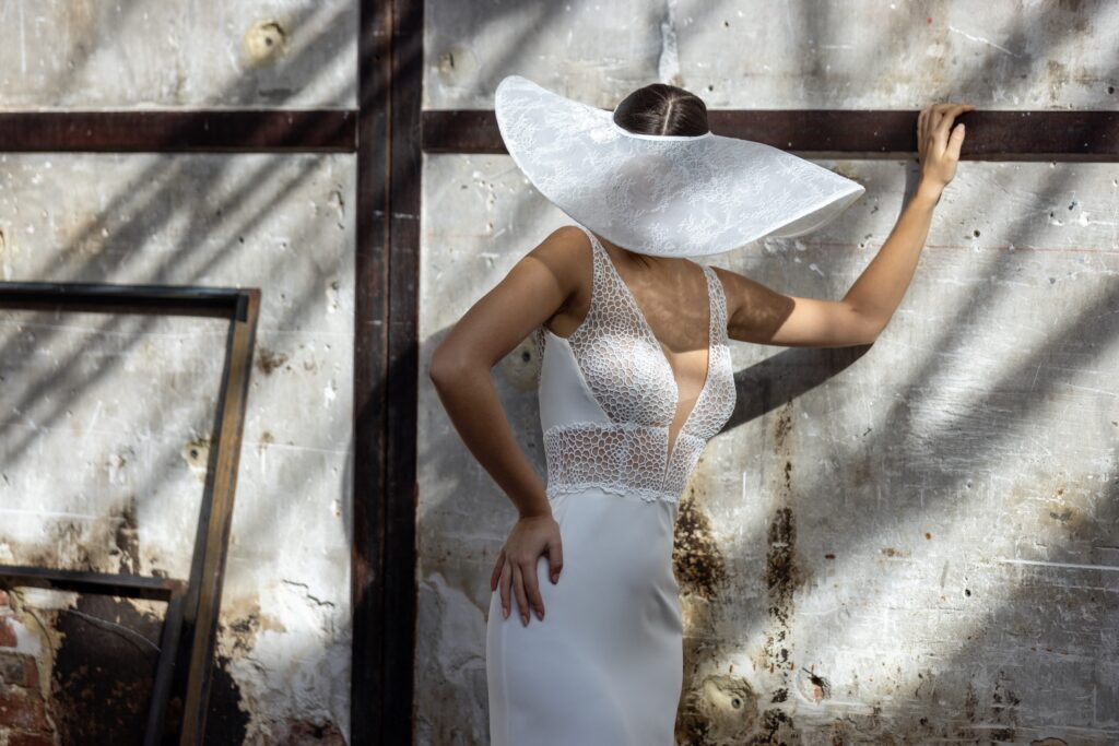 femme dans une robe de mariée glamour et couture