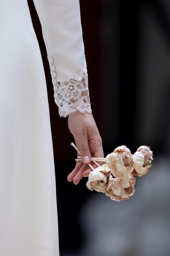 femme dans une robe de mariée épurée et couture