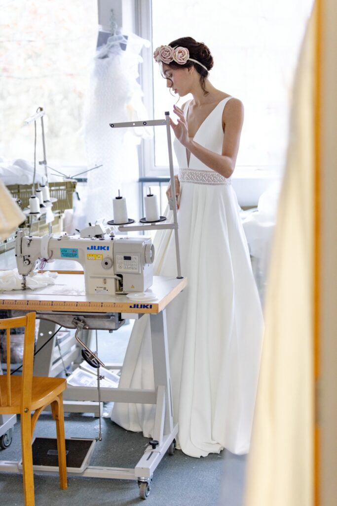 femme dans une robe de mariée de créateur épurée