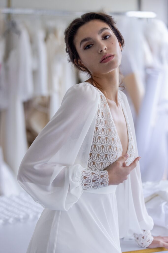 femme dans une robe de mariée de créateur bohème chic à manches longues