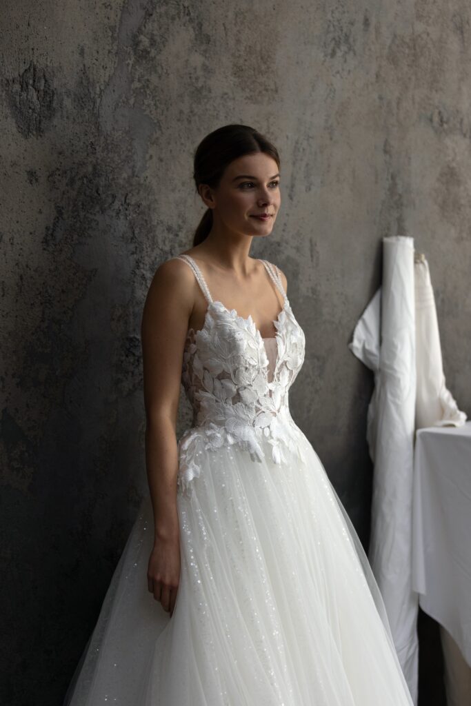 femme dans une robe de mariée princesse et romantique