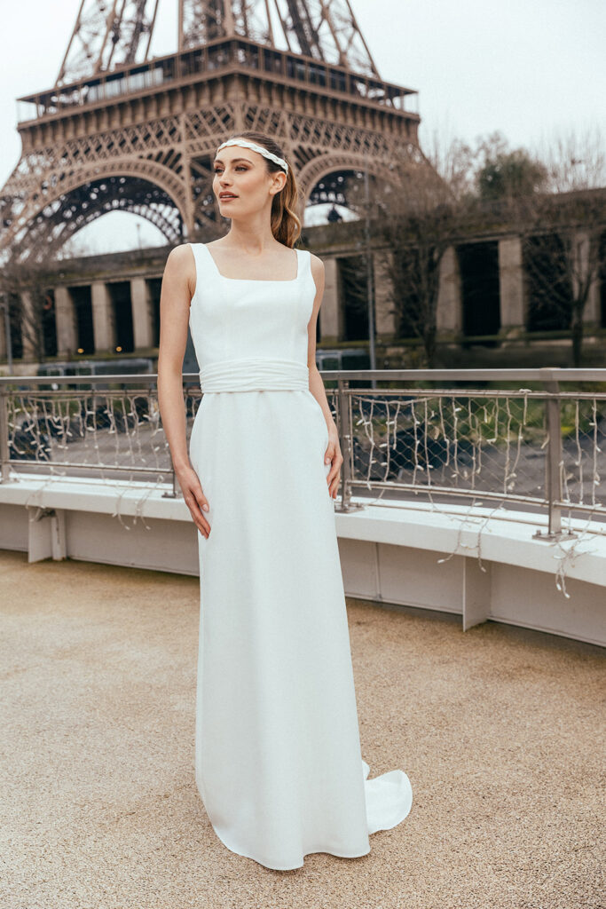 femme dans une robe de mariée glamour à Paris